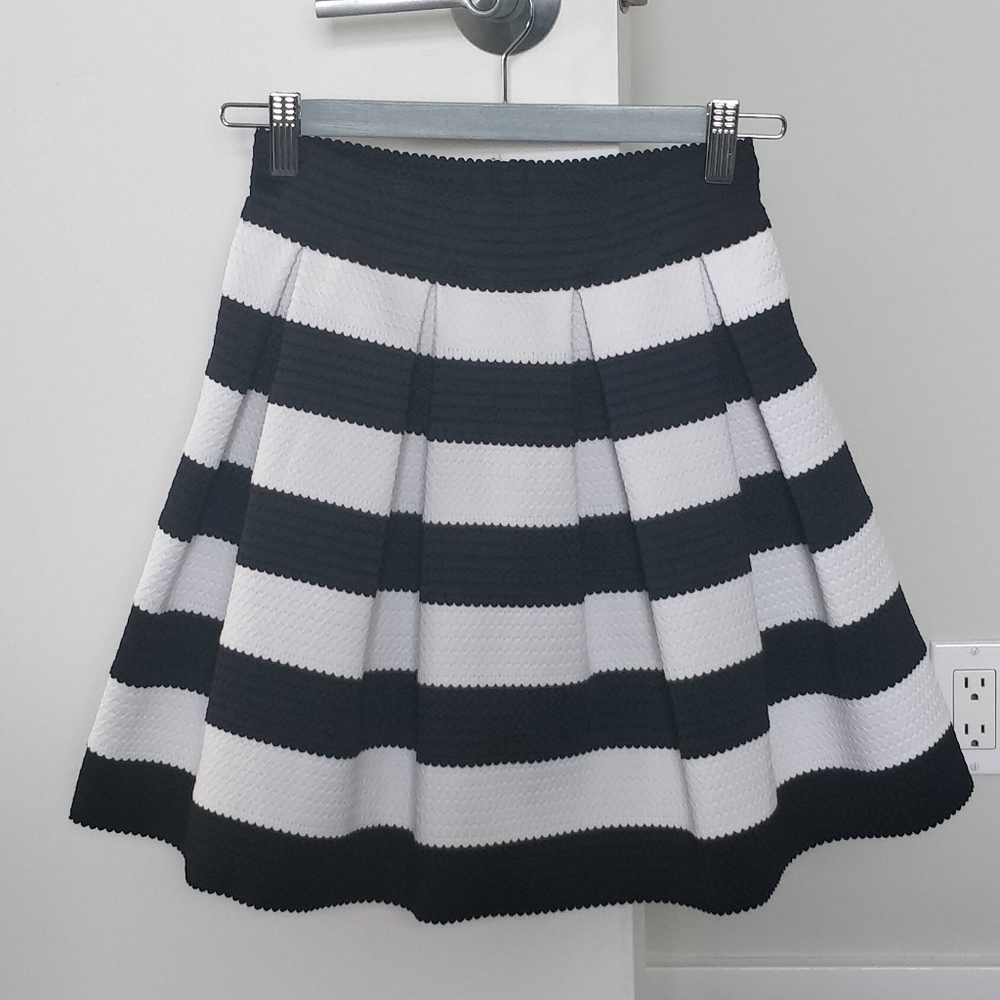 Express black and white pleated flared skirt